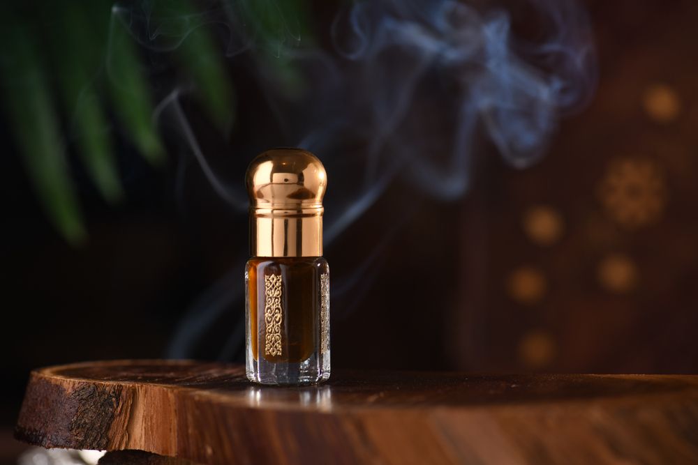 عطر روغنی در کنار چوب